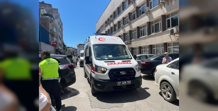 Sinop'ta motosikletli kaza yaptı: Kapıya çarpan sürücü yaralandı