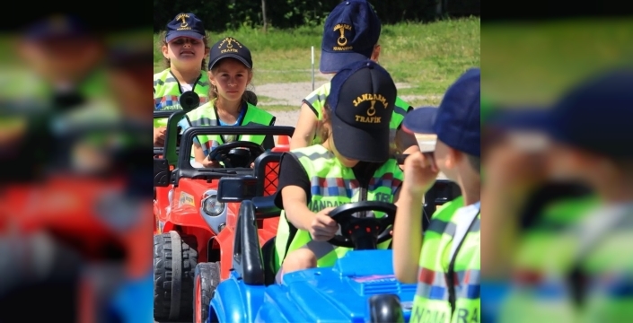 Sinoplu minikler, trafik kurallarını uygulamalı öğrendi