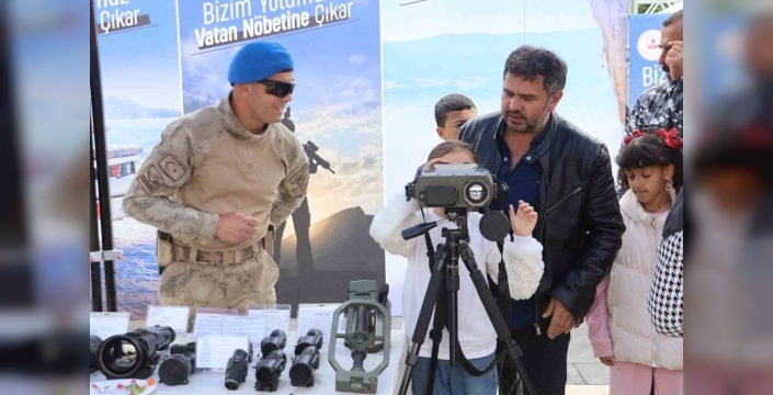 Sivas'ta jandarma etkinliği: Vatandaşlar ekipmanları inceledi
