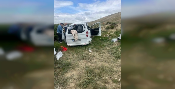 Sivas’ta kabus gibi kaza: Otomobil takla attı, 5 kişi yaralandı