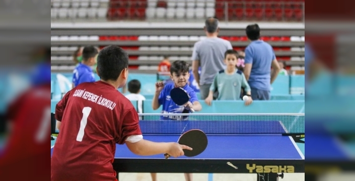 Sivas'ta masa tenisi miniklerin yeteneklerini sergiledi