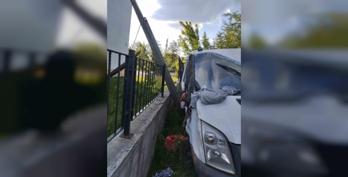 Sivas'ta yürekleri ağızlara getiren kaza: Kamyonet duvara böyle çaptı, 4 yaralı!
