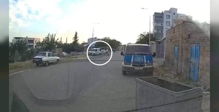Siverek'te bisikletli çocuğa hafif ticari araç çarptı, anlar kamerada