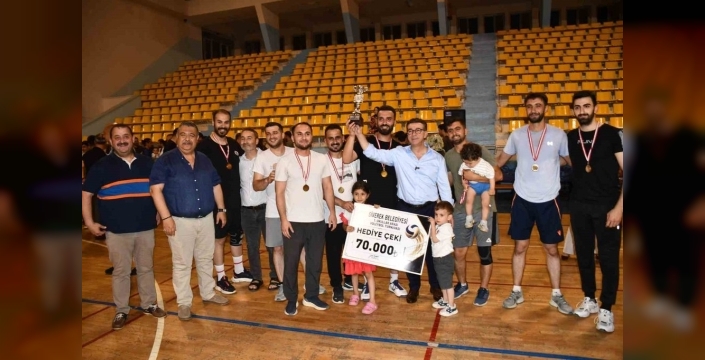 Siverek'te öğretmenler arası voleybol turnuvası büyük bir coşkuyla sona erdi