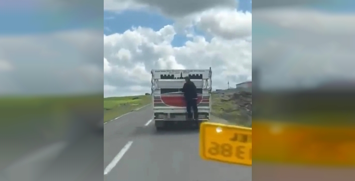 Siverek'te tehlikeli yolculuk: Kamyonete tutunarak kilometrelerce gitti