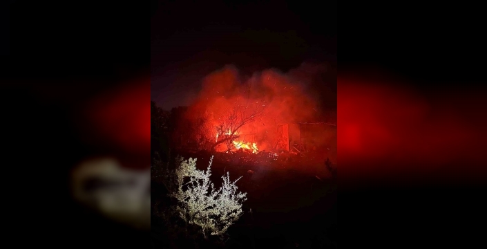 Söke'de dev depoda alevler yükseldi, zeytinlikler de nasibini aldı