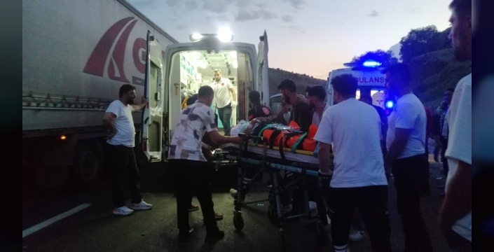 Solhan'da tır ve otomobil kafa kafaya çarpıştı: 3 yaralı