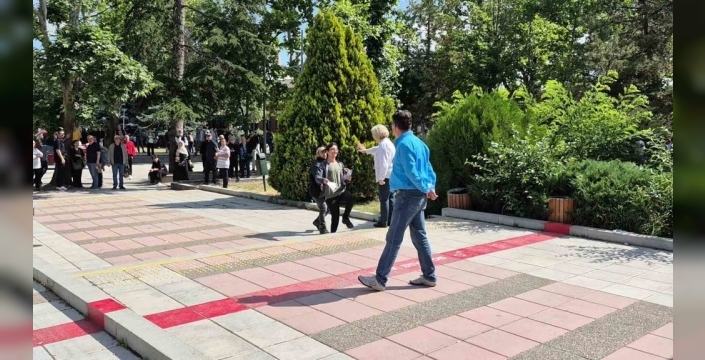 Son dakika telaşı: Sınava geç kalan adaya yakınından sert uyarı!