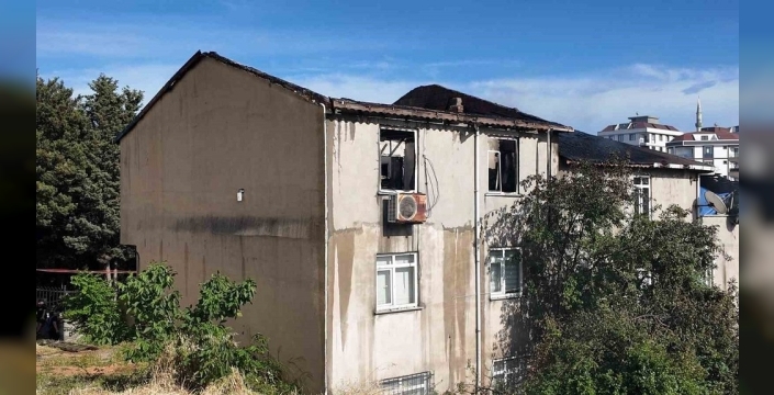 Sultanbeyli'de izolasyon malzemeleri alev aldı, çatı küle döndü