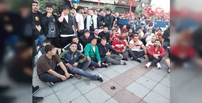 Sultanbeyli'de vatandaşlar milli takım için tek yürek oldular