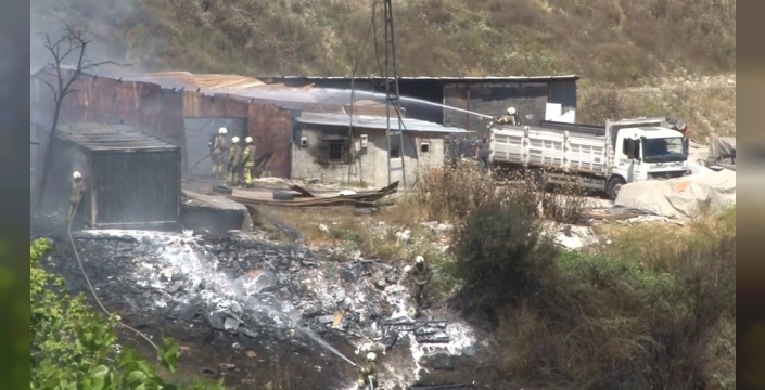 Sultangazi’deki plastik eşya deposunda yeniden yangın çıktı