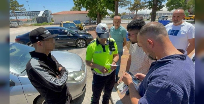 Taksiciler, korsan taksiciye müşteri kılığıyla yakaladı