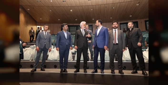 Tamer Karadağlı, Bağcılar'daki yeni tiyatro binasına 'süper' dedi