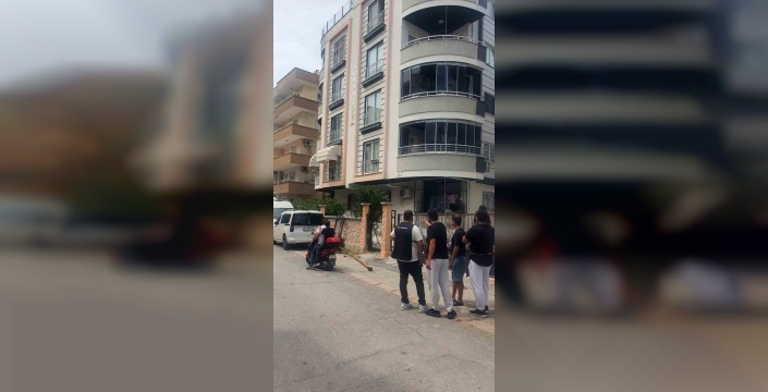 Tarsus'ta dehşet anları: Apartman iskele halatı koptu, 2 işçi metrelerce aşağı düştü!