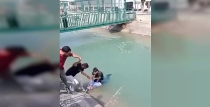 Tarsus'ta sulama kanalına düşen adam hayatı için savaşıyor