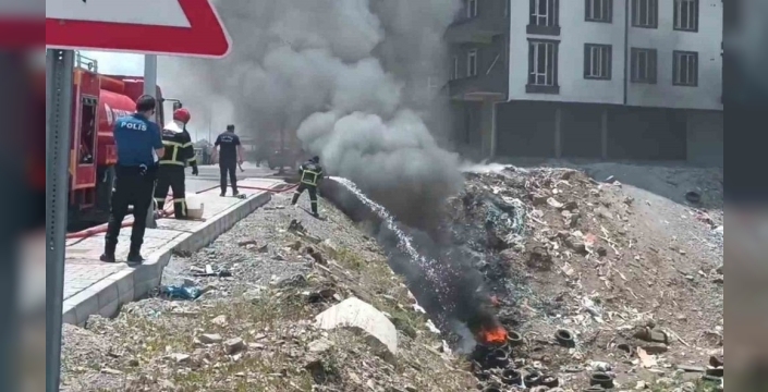 Tatvan'da lastik yangını elektrik hattını tehdit etti