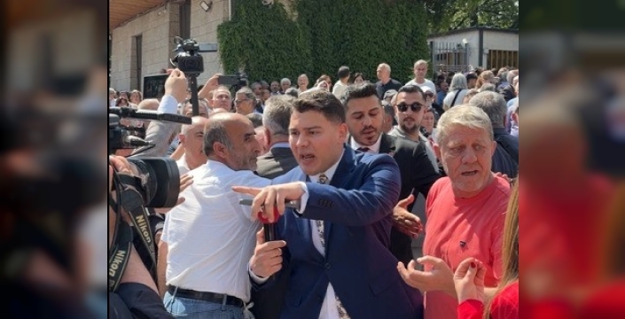 TBMM önünde Kılıçdaroğlu ve Özel destekçileri arasında olaylı gerginlik