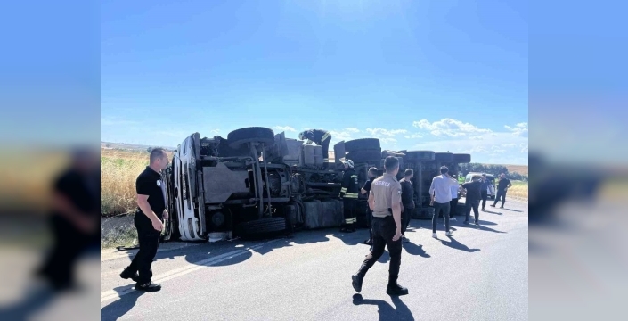 Tekirdağ'da moloz yüklü kamyon devrildi, şoför yaralandı
