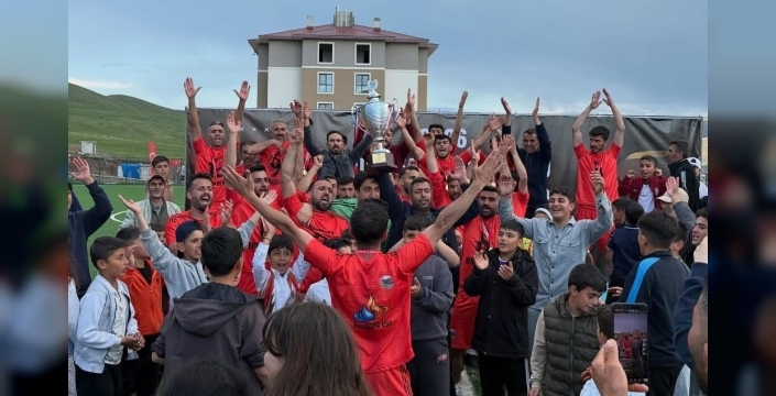 Tekman'da futbol ateşi yandı: Hürriyetspor kupayı kaptı!