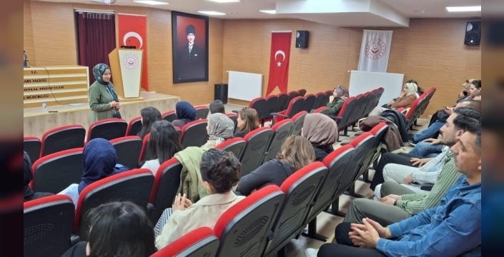 Teknoloji kölesi olmamak elde mi? Uzmanlar Aile ve Sosyal Hizmetler personeline yol gösterdi
