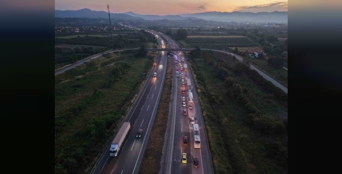 TEM'de feci kaza: Halı yüklü tır ile otomobil çarpıştı, 6 kişi yaralandı