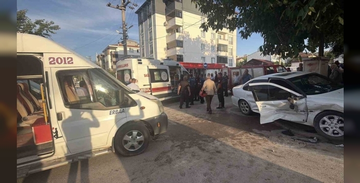 Tokat'ta can pazarı: İşçi servisi ile otomobil çarpıştı, 5 kişi yaralandı