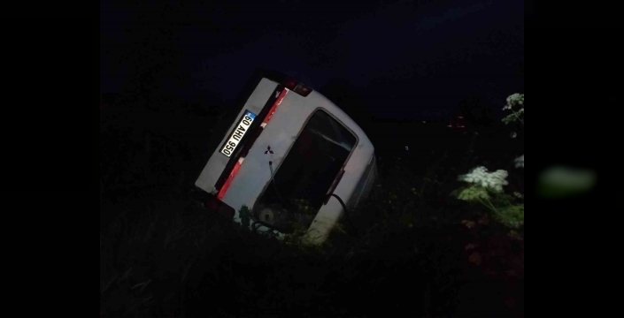 Tokat'ta yürekler ağızlara geldi: Minibüs ters döndü, bir kişi yaralı