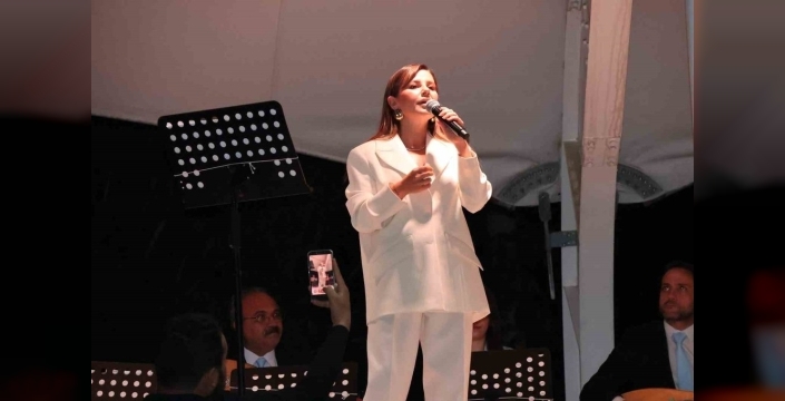 Tortum Şelalesi Festivali'nde Merve Özbey rüzgarı esti, binlerce kişi coştu