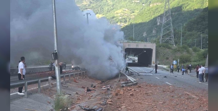 Trabzon'da kiremit yüklü tır, bariyerlere çarptı ve yangın çıktı