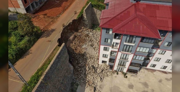 Trabzon'da yürekler ağza geldi: İstinat duvarı çöktü, 10 saniye hayat kurtardı!