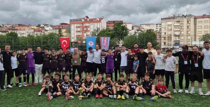 Trabzon U13 Ligi'nde Altın Gençlik, şampiyonluk kupasını kazandı