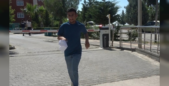 Trafigi delen kahramanlar: Polis, YKS'ye geç kalan genci sınavla buluşturdu!