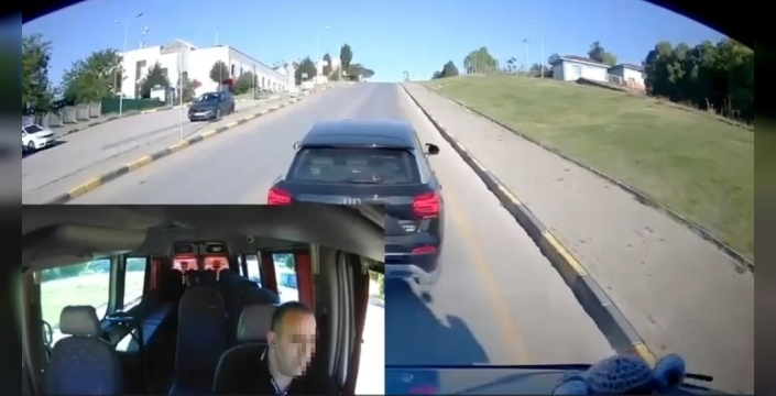 Trafikte öfke patlaması: Savcı ile minibüs şoförü arasındaki kavga güvenlik kamerasında!