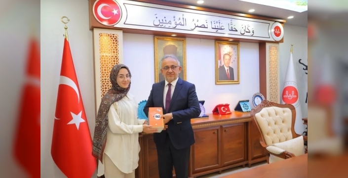 Umre ödüllü bilgi yarışmasında başarı kazanan öğrenciler ödüllerini aldı