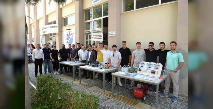 Üniversitede öğrencilerin geleceğe yönelik projeleri sergilendi