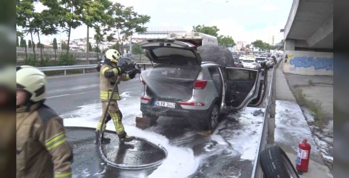 Üsküdar'da SUV yangını, araç kullanılamaz hale geldi