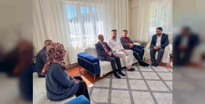 Vali Aydoğdu, babasını kaybeden öğrenciye destek olmak için aileyi ziyaret etti