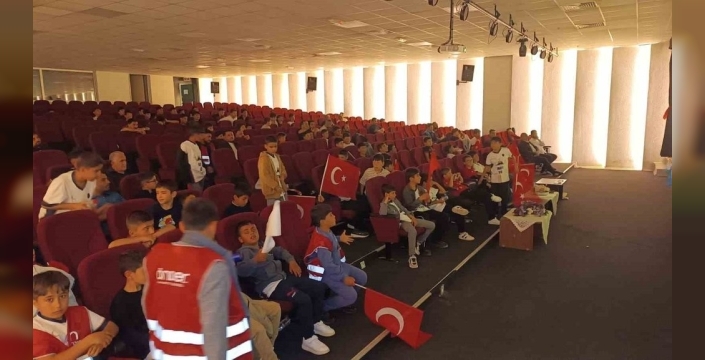 Van'da gençlik, milli maç coşkusuyla sabah namazından dev ekrana uzandı
