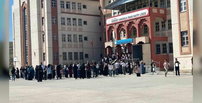 Van'da LGS heyecanı: 18 bini aşkın öğrenci ter döktü, geç kalanlar nefes nefese yarıştı