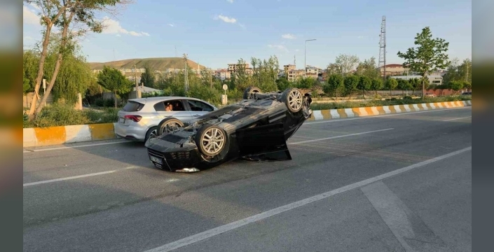 Van'da otomobil takla attı: 2 kişi yaralandı