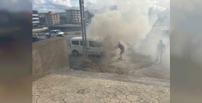 Vatandaşın kovaladığı yangın: Araç alev alıyordu, onlar su taşıdı