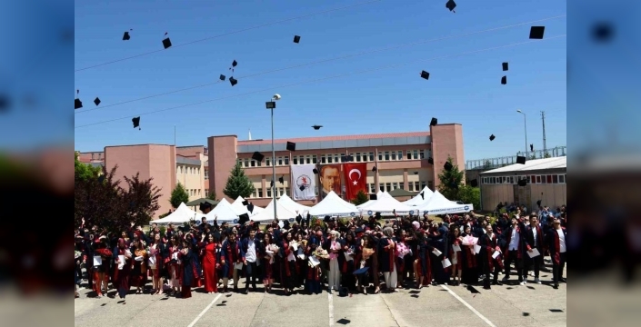 Vezirköprü MYO’dan yeni mezunlar: Geleceğe umutla bakıyorlar