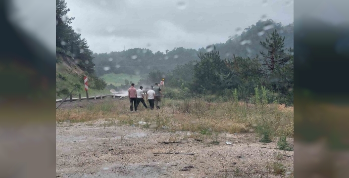 Virajda hız faciası: Bolu'da hafif ticari araç şarampole uçtu, 3 kişi yaralandı