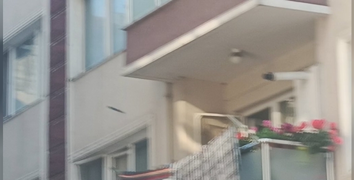 Yalova'da dehşet: Psikolojik sorunları olan şahıs iki kişiyi bıçakladı, evine satırlı saldırı!