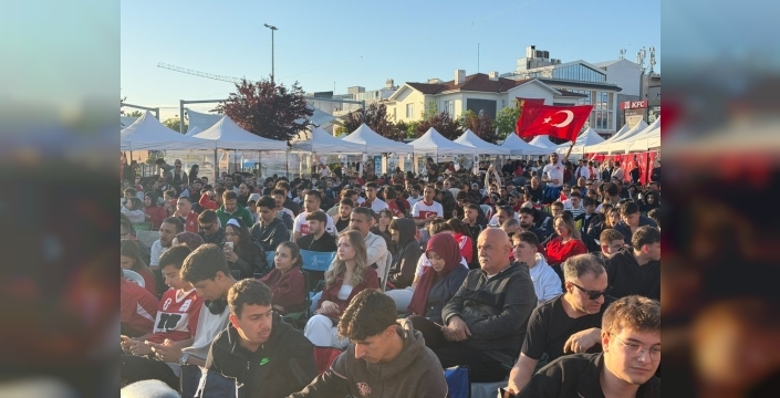 Yalova'da dev ekranla milli maç coşkusu