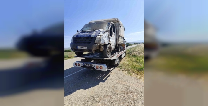 Yalvaç yolunda kazaya karışan hayvan nakil kamyoneti kayısı bahçesine daldı