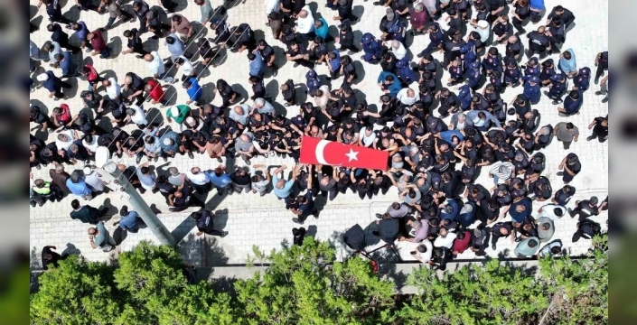 Yangın söndürürken can veren kahraman itfaiyeci son yolculuğuna uğurlandı
