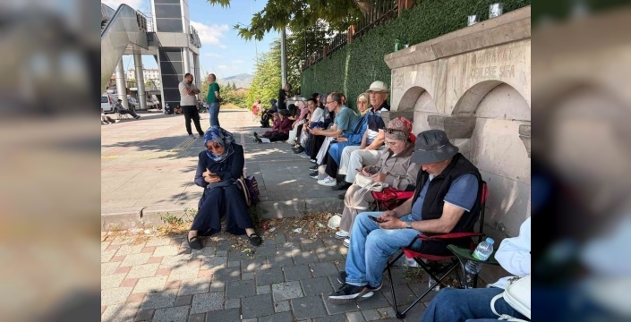 Yanlış okula gelen öğrenciye vatandaşlardan destek