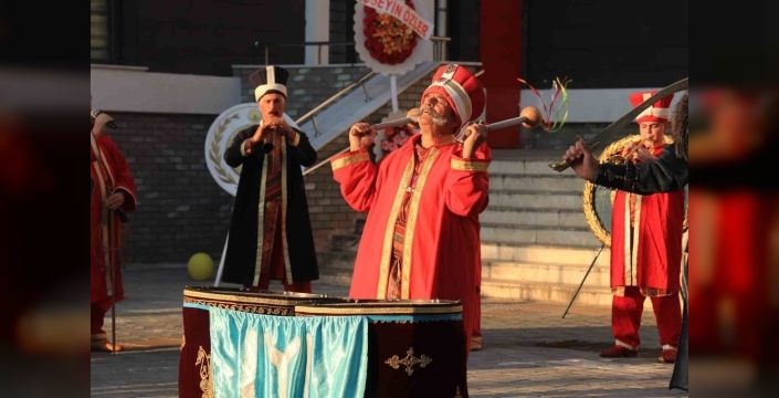 Yıllara meydan okuyan öğretmen, 83 yaşında eski öğrencileriyle duygusal buluşma yaşadı