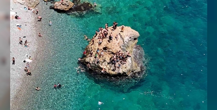 YKS sonrası stres atma: Antalya'da Konyaaltı sahiline akın